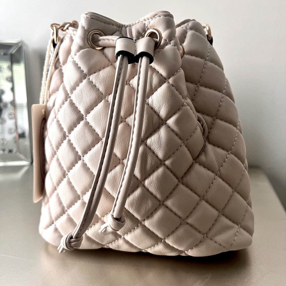 Beige purse zipper in the inside